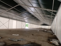 Tente de stockage logistique : Gardez vos marchandises au sec et en sécurité – Structure en aluminium à travée libre, assemblage sans soudure pour les cours de distribution