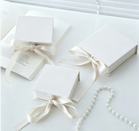 Boîte cadeau rigide en carton gris avec fermeture magnétique, matériaux recyclés écologiques, biodégradables, logo personnalisable, impression quadricolore