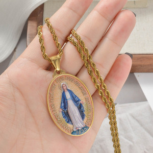 Collier pendentif ovale vintage religieux unisexe en émail torsadé en acier inoxydable avec la Vierge Miraculeuse, vente en gros - Product Image 1