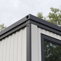 Maison conteneur portable en structure acier avec espace de vie sur deux niveaux, terrasse sur le toit et escalier