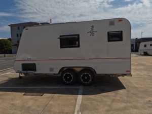 Remolque de Viaje de Aluminio, Casa Móvil Todoterreno, Remolque de Dos Ejes para Campamento Familiar, Caravana para Aventuras al Aire Libre con Cocina y Baño - Product Image 1