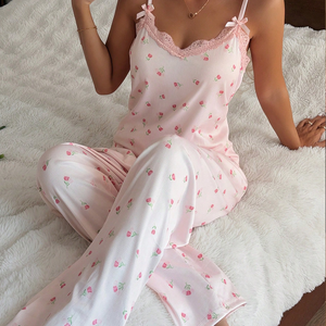 Комплект женской пижамы из хлопка и бамбука: топ-камисоль с цветочным принтом и розовой кружевной отделкой, в рубчик - Product Image 1