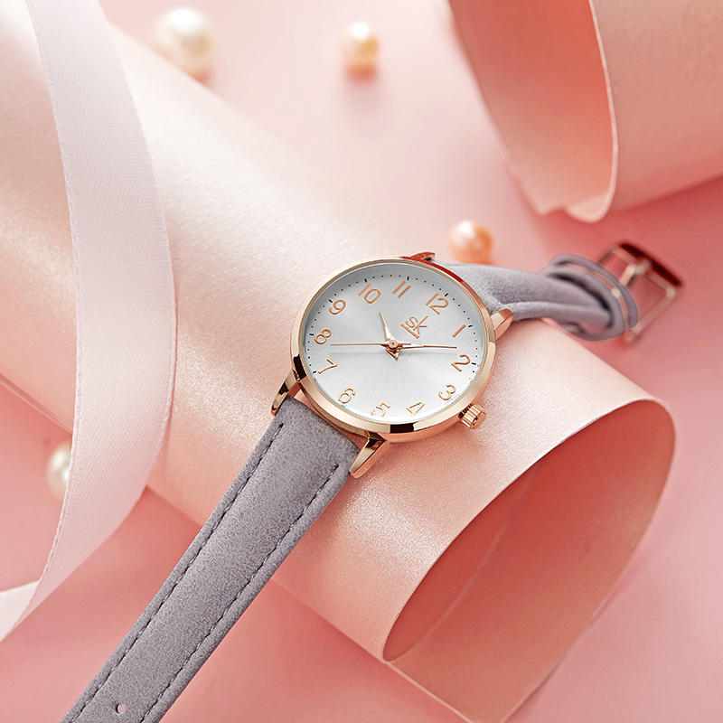 SK blanc souple en cuir PU enfants montre-bracelet Figure index montre à  Quartz pointeur lumineux montre K9005 usine directement