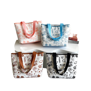 Bolso Tote de Cuero PU de Gran Capacidad para Mujer, Nuevo Modelo 2025, con Estampado de Grafiti, Cierre de Cremallera y Forro de Poliéster - Product Image 1