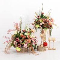 Composition florale vintage d'automne avec rangée de fleurs artificielles et herbe de roseau, centre de table de luxe pour mariage et décoration événementielle