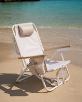 Chaise de plage pliante d'extérieur en aluminium léger nouvellement conçu, équipé d'accoudoirs en bois et d'un sac à dos pliable.