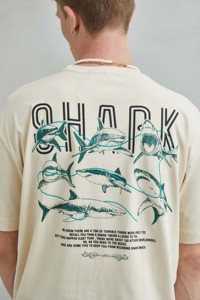 เสื้อยืดคอกลมแขนสั้นทรงโอเวอร์ไซส์สีเบจ ยี่ห้อ Imperio สำหรับทุกเพศทุกวัย ผลิตจากผ้าฝ้าย 100% พิมพ์ลายกราฟฟิกฉลามด้วยระบบดิจิทัล ระบายอากาศได้ดี สวมใส่สบาย - Product Image 2