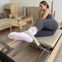 Chaussettes de yoga et de Pilates à volants mignonnes en gros, chaussettes de sport respirantes en coton brodé avec grip en silicone en forme de cœur pour femmes