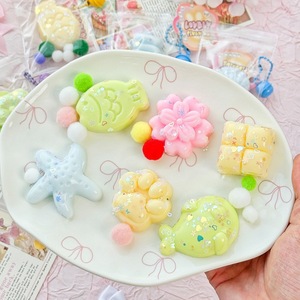 Porte-clés Macaron en Plastique Anti-Stress Souple – Lot de 24 Pièces en Boîte Colorée – Le Gadget Ultime pour Soulager le Stress - Product Image 2