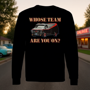 Maglietta a maniche lunghe nera con stampa “Whose Team Are You On”, icona della pop culture, abbigliamento promozionale unisex per adulti - Product Image 2
