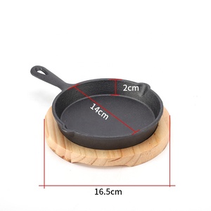 Mini poêle en fonte cocotte pré-assaisonnée avec design moderne 12cm/14cm poêle à frire de camping et plateau en bois - Product Image 3