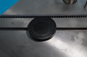 Máquina de Ensayo de Tracción Hidráulica Universal para Barras de Acero, Pernos y Metales: Detección de Resistencia al Ruptura y Punto de Rendimiento en Laboratorio - Product Image 4