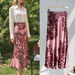 Jupe sirène en soie biaisée respirante, longueur genou, de luxe, formelle et romantique pour femme - Product Image 2