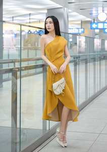 Vestido Largo Amarillo Cúrcuma de Lujo con Hombros Descubiertos, Diseño Único, Fabricante Vietnamita OEM ODM - Product Image 3