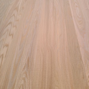 <span class=keywords><strong>Planche</strong></span> <span class=keywords><strong>de</strong></span> bois <span class=keywords><strong>de</strong></span> chêne rouge à joint plat, bord nettoyeur, finition lisse, lambris collé pour la décoration intérieure <span class=keywords><strong>de</strong></span> maisons <span class=keywords><strong>de</strong></span> luxe - Product Image 4