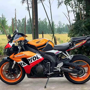 <span class=keywords><strong>Moto</strong></span> <span class=keywords><strong>sportive</strong></span> CBR1000RR Fireblade, excellent état. Moteur 4 cylindres en ligne de 1000 cm³ refroidi par liquide, freins ABS et échappement SBK - Product Image 1