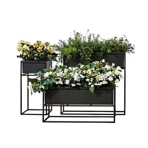 Maceta Moderna de Hierro Negro con Recortes Geométricos, Decoración Interior para el Hogar, Diseño Minimalista, Acabado con Recubrimiento en Polvo - Product Image 6