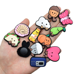 Nouvelle Série Jelly Cat en Promotion : Accessoires en Caoutchouc pour Chaussures et Boucles, Disponibles en Stock - Product Image 5