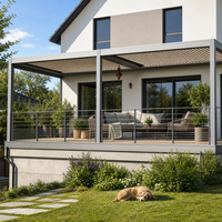 Système de pergola motorisé en aluminium imperméable et résistant au soleil avec stores latéraux à lames orientables pour l'extérieur