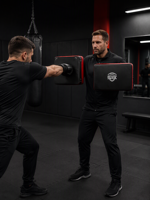 Cible de frappe double pour la boxe avec sangles croisées et coutures à rivets, noir et rouge, pour l'entraînement en salle de sport et les arts martiaux