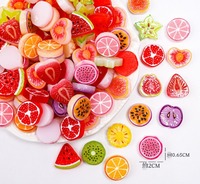 Realistiche fruit- en groenteharscharms: watermeloen, kiwi, drakenvrucht, granaatappel, aubergine, plakjes. Speelgoed voor poppenhuiskeuken.