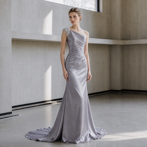 Abito da sera in raso grigio argento monospalla con spalline decorate con perline, drappeggiato, a tubino, per <span class=keywords><strong>la</strong></span> madre della sposa, personalizzabile - Product Image 2