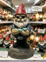 Statue de gnome de jardin Gnomeland Security, gnome policier cool avec design à bras croisés, artisanat en résine durable pour la décoration intérieure et extérieure.