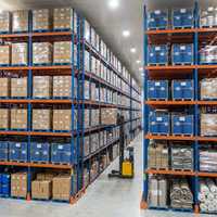 Étagère de stockage industrielle en acier pour palettes, capacité 3000 kg, pour la logistique automobile avec protections de colonnes