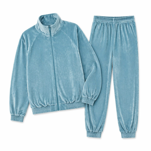 Ensemble de survêtement homme 2 pièces streetwear en velours bleu poussière personnalisé, avec fermeture éclair intégrale, manches raglan, col montant et poignets côtelés - Product Image 2