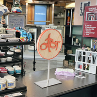 Support d'affichage de logo en acrylique personnalisé avec base ronde et rectangulaire, design moderne pour la signalisation des magasins de détail et l'identité de marque