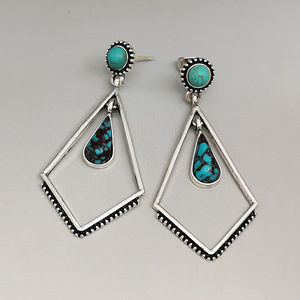 Orecchini Pendenti Geometrici con Accenti Colorati, Design Vintage, Accessori di Moda per Donne - Product Image 5