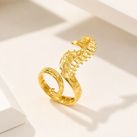 Bague ouverte réglable en acier inoxydable plaqué or 14K sous vide, motif hippocampe sculptural texturé, design affirmé