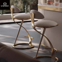 Tabouret de bar moderne en métal doré et velours, hauteur réglable, design incurvé avec repose-pieds pour cuisine, bar, hôtel, projet commercial
