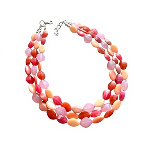Collier multicouche tendance en résine et perles, motif coquillage, coloré rose, rouge, orange, bijou fantaisie pour femme, idéal pour mariage - Product Image 1