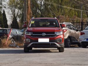 <span class=keywords><strong>La</strong></span> <span class=keywords><strong>Volkswagen</strong></span> <span class=keywords><strong>T</strong></span>-<span class=keywords><strong>Cross</strong></span> 1.5L Automatic Yue 2020 è un SUV compatto costruito sulla piattaforma MQB di <span class=keywords><strong>Volkswagen</strong></span>. - Product Image 2