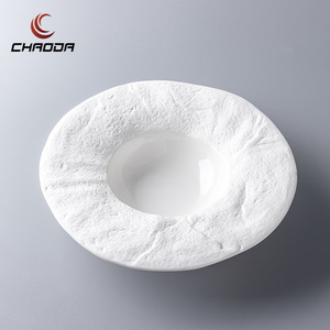 Assiette ronde en forme de chapeau en <span class=keywords><strong>porcelaine</strong></span> blanche avec motif évidé Assiette à soupe Assiette à gâteau Assiette de banquet - Product Image 3