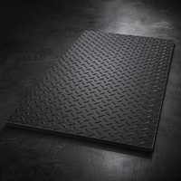 Tapis de construction temporaires en HDPE, panneaux de protection du sol robustes pour les chemins d'accès des grues, les routes de camions et les routes de chantier