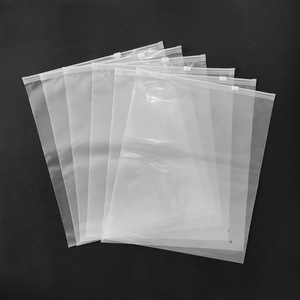 Emballage de vêtements imprimé personnalisé pochette debout en plastique givré à fermeture éclair pour t-shirts et vêtements avec propre logo - Product Image 5