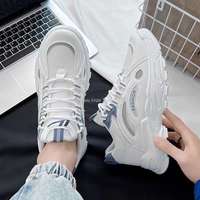 Baskets à lacets pour hommes Printemps 2025 Nouveauté Chaussures décontractées style 'Dad Shoes' Été Respirantes en maille Rehaussantes Semelle intermédiaire en PVC Blanches