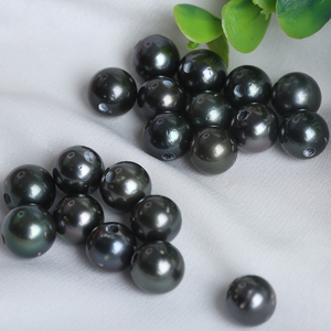 Venta al por mayor de perlas de Tahití sueltas redondas negras de pavo real de agua de mar natural de 11-12mm con agujeros de 2,5mm - Product Image 1