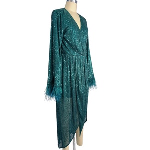 ชุดเดรสปาร์ตี้ผู้หญิง แขนยาว คอวี แต่งเลื่อมวิบวับ ดีไซน์เซ็กซี่  ทรงเข้ารูปเอวบาง  พร้อมดีเทลขาดๆ  ความยาวปานกลาง เหมาะสำหรับงานกลางคืน - Product Image 4