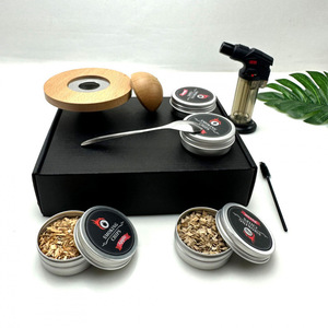 Kit <span class=keywords><strong>de</strong></span> <span class=keywords><strong>fumage</strong></span> pour cocktails avec quatre saveurs <span class=keywords><strong>de</strong></span> <span class=keywords><strong>copeaux</strong></span> <span class=keywords><strong>de</strong></span> bois, outil <span class=keywords><strong>de</strong></span> <span class=keywords><strong>fumage</strong></span> idéal pour whisky aromatique et cocktails, pour la maison et les bars. - Product Image 1