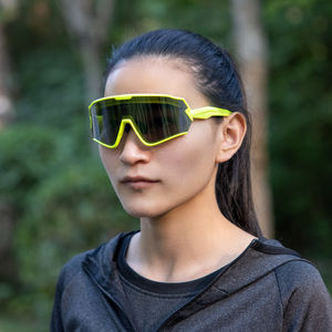 ओम चीन ट्रे 90 पुरुषों और महिलाओं के लिए विनिमेय लेंस फोटोक्रोमिक रनिंग/साइकिलिंग धूप का चश्मा - Product Image 1