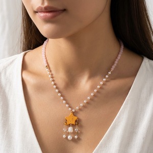 สร้อยคอปลาทองสไตล์เรโทร |   สร้อยทอง 14K และจี้เซรามิก ลายเมฆทะเลและหัวใจ - Product Image 3
