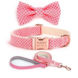 Ensemble collier et laisse pour chien gravé multicolore avec collier réglable et plaque d'identification personnalisée pour chiens de petite et moyenne taille - Product Image 1