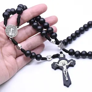 Komi vente en gros collier catholique noir perles en bois fabriquées à la main croix pendentif bijoux chapelet collier