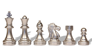 Juego de Ajedrez Magnético Plegable con Piezas Detalladas en Oro y Plata, Tablero Metálico Impreso, Ecológico y Portátil para Viajes - Product Image 6