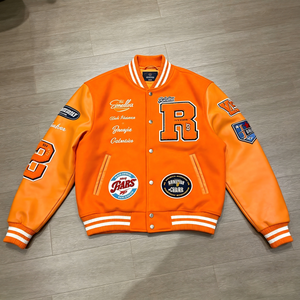 <span class=keywords><strong>Giacca</strong></span> Varsity Arancione da Uomo <span class=keywords><strong>Oversize</strong></span> con Lettere in Ciniglia, Multi Patch in Ciniglia e Ricami, Maniche in Ecopelle, <span class=keywords><strong>Giacca</strong></span> Bomber - Product Image 1