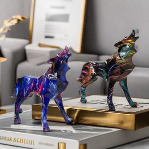 Adorno de Lobo Esculpido Artístico Europeo Transfronterizo para Decoración de Entrada del Hogar, Sala de Estar, Vinoteca y Oficina, de Resina - Product Image 1