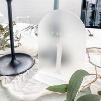 Usine de numéros de table de mariage en arc givré moderne Vente en gros Panneaux d'affichage en acrylique Pièce maîtresse élégante pour les événements de réception